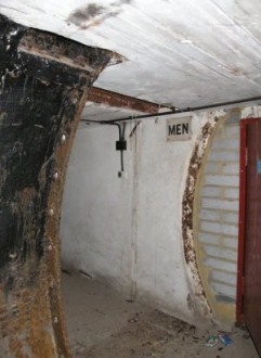 30_Entrance_to_the_mens_toilet
